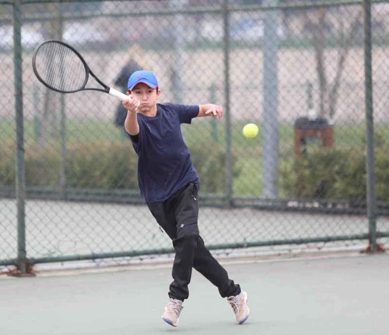 Tenis heyecanı Hüdavendigar kortlarında yaşanıyor
