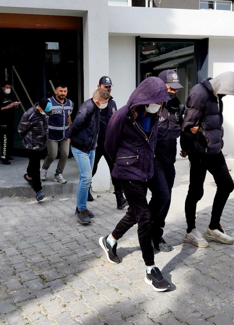 Hırsızlar çaldıkları eşyaları yükleyip kaçarken suçüstü yakalandı
