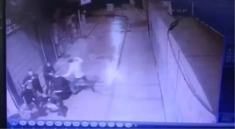Üç kişinin bıçaklandığı dehşet anı güvenlik kamerasında
