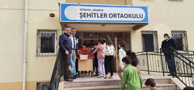 Tatbikata katılan öğrencilere kek ve meyve suyu

