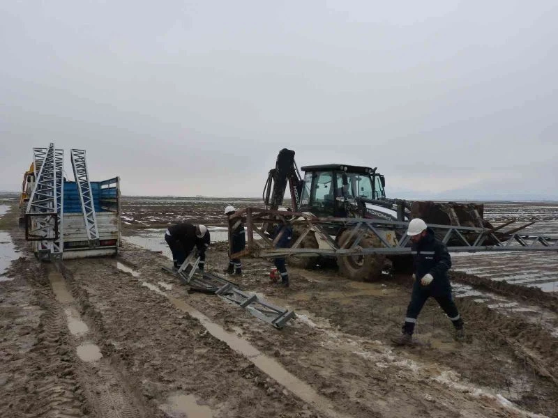 Muş’ta fırtına elektrik direklerini devirdi
