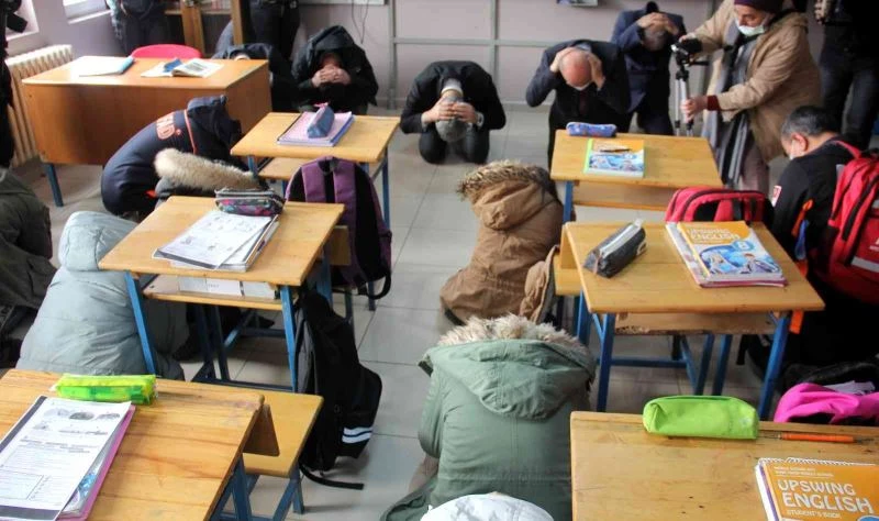 Erzincan’da ziller teneffüs için değil ’deprem’ alarmı için çaldı
