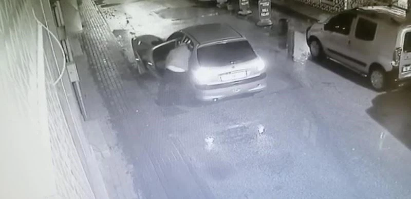 Otomobili ile sokak üzerindeki rögar kapaklarını çalan şüpheli böyle görüntülendi
