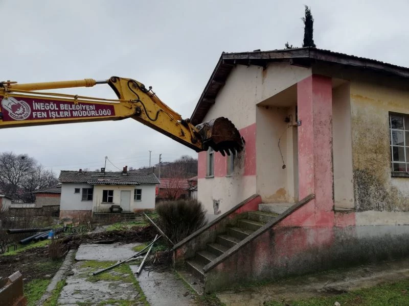 Metruk yapı ve eski okul binalarının yıkımı gerçekleşti
