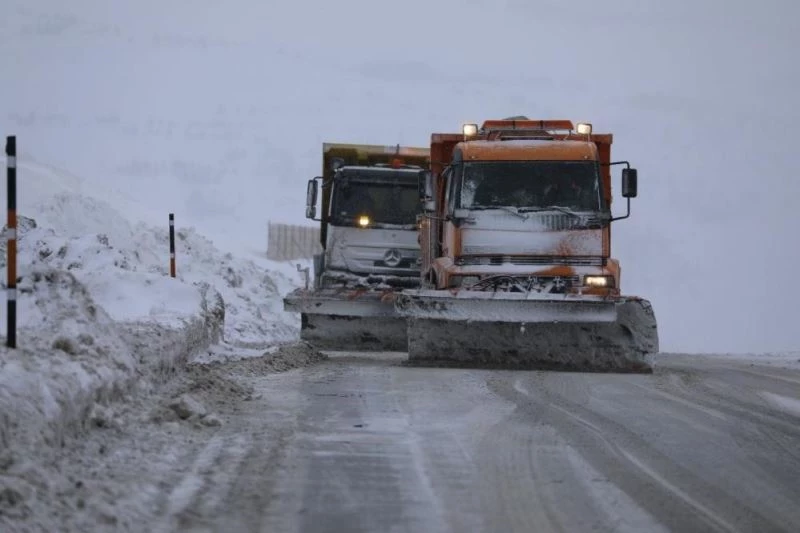 Erzincan’da kar ve tipiden 89 köy yolu ulaşıma kapalı
