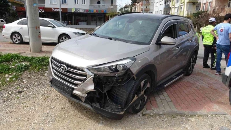 Kavşaktan dönmeye çalışan otomobil 4 araca zarar verdi: 1 yaralı
