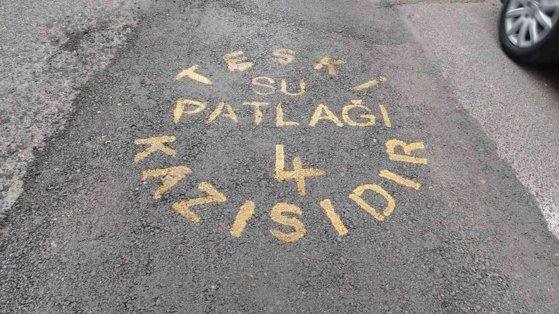 İlçe belediyesi büyükşehir belediyesini topa tuttu