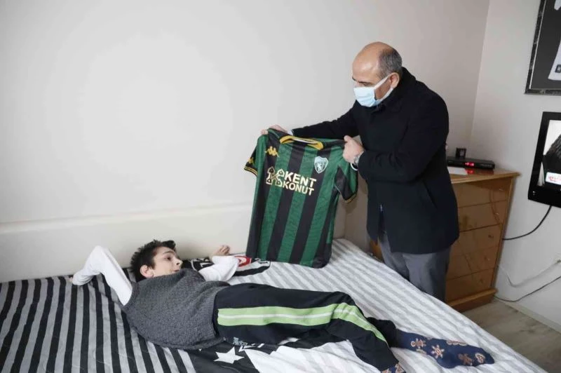 Görkem’in imzalı forma hayali gerçek oldu
