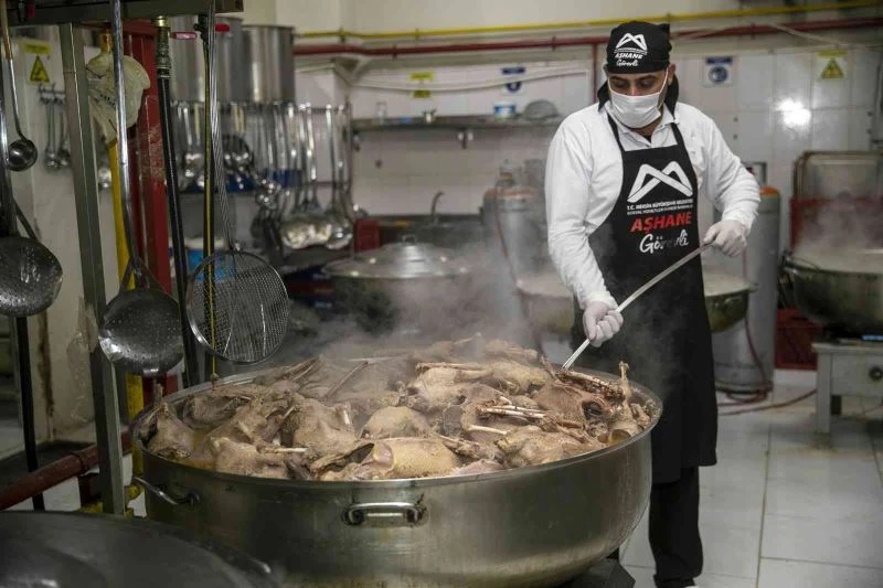 Büyükşehir Belediyesinden mahalle mutfaklarında vatandaşa kaz etli pilav
