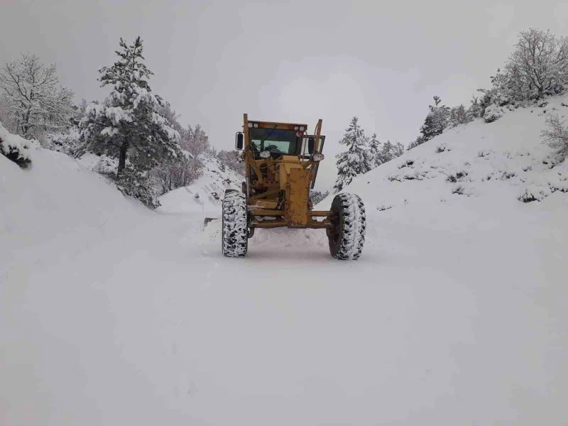 Alaşehir Belediyesi kar yağışı sonrası teyakkuza geçti
