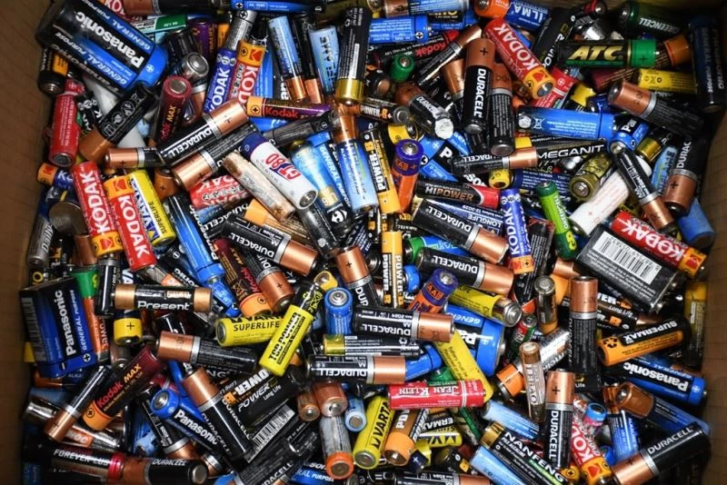 Atık piller tiyatro biletine dönüştü
