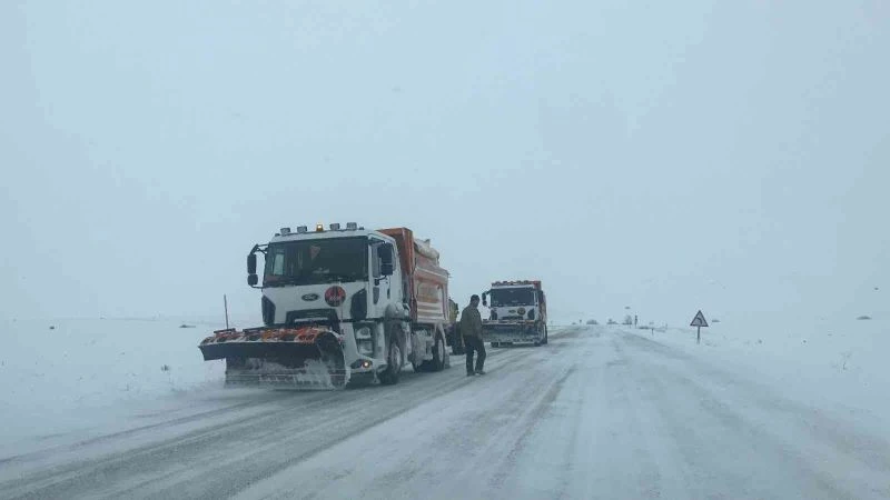 Bayburt’ta kar ve tipiden 5 köy yolu ulaşıma kapandı
