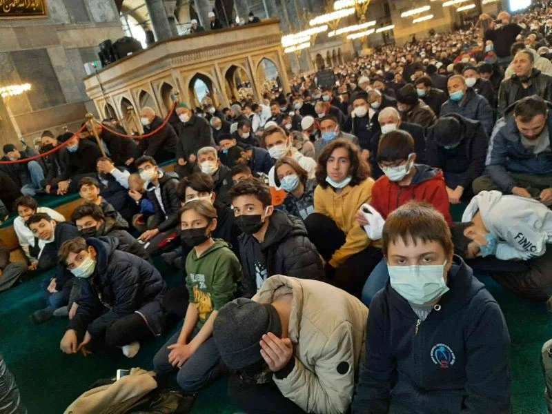 Eyüp’te sabah, Ayasofya’da Cuma namazı kılmak için 650 kilometre yol gittiler
