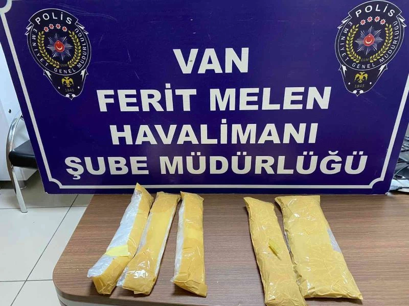 Karın ve kasık bölgesindeki uyuşturucuyla uçağa binmek isterken yakalandı
