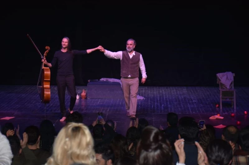 Ünlü sanatçı Yurdaer Okur Van’da sahne aldı
