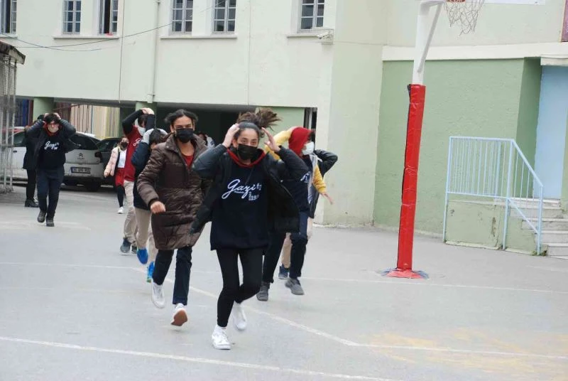 İzmirli öğrenciler, tatbikatla deprem gününü hatırladı
