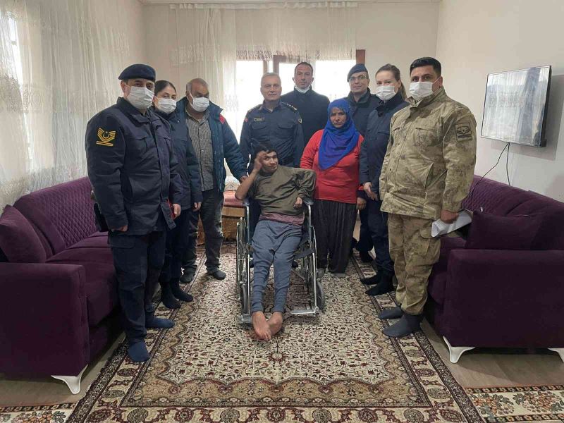 Engeller, jandarma ile aşılıyor
