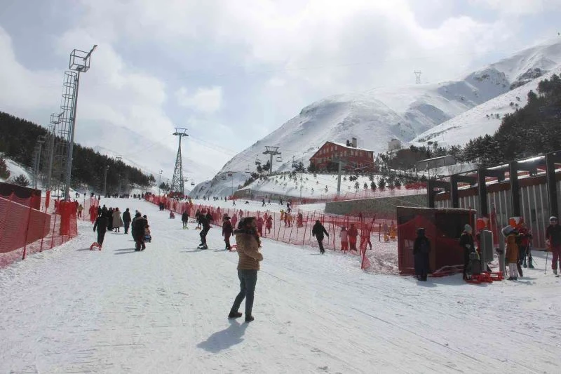 Yağan kar Palandöken’e ilaç gibi geldi, pistler doldu taştı

