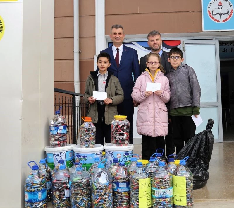 Gölcüklü öğrenciler bin 13 kilo atık pil topladı
