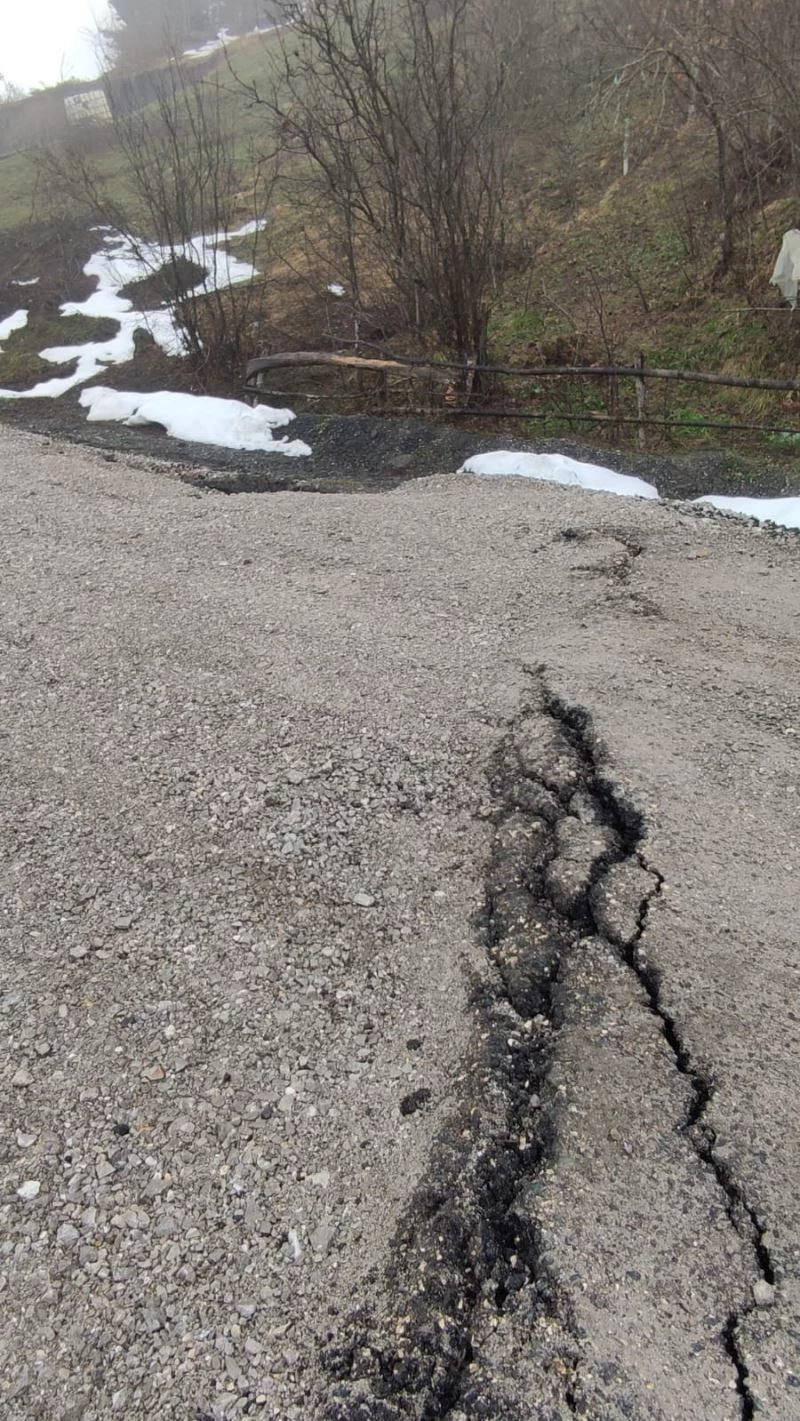Kastamonu’da eriyen kar heyelana sebep oldu

