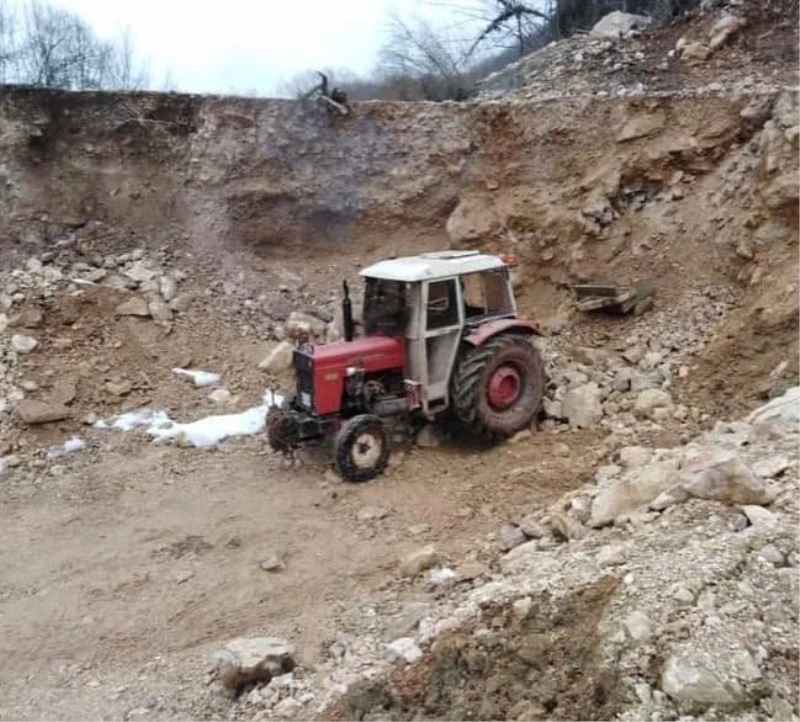 Kar sularının bozduğu yollarını kendi imkanlarıyla düzelttiler
