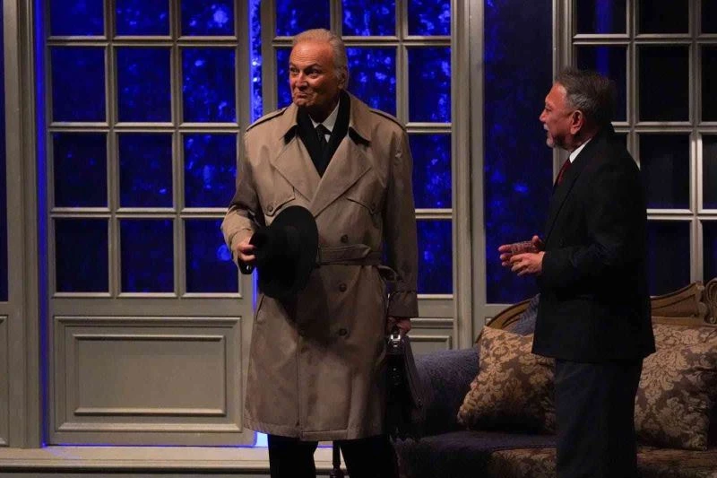 ’On Kişiydiler’ tiyatro oyunu ayakta alkışlandı
