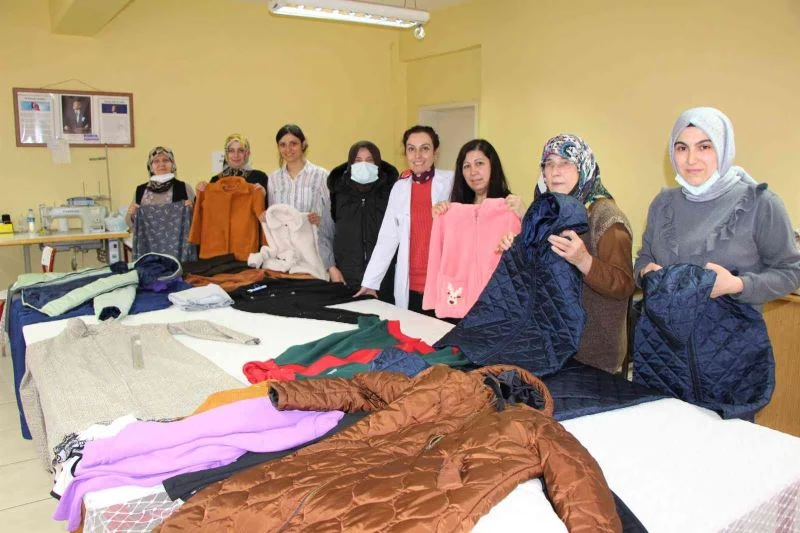 Mağazalarda beğendikleri pahalı kıyafetleri kendileri diktiler
