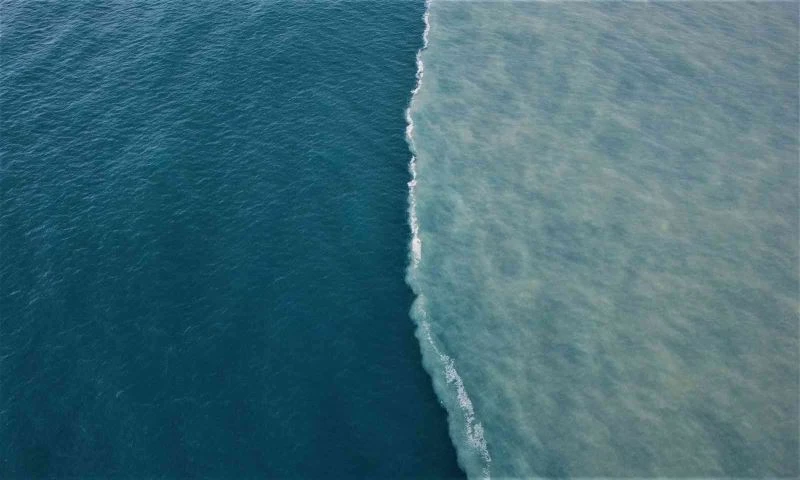 Mersin’de dere suyu, denizin rengini kahverengiye dönüştürdü
