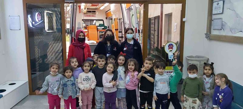 Egekent Hastanesi sağlık personelinden anaokulu öğrencilerine ambulans eğitimi
