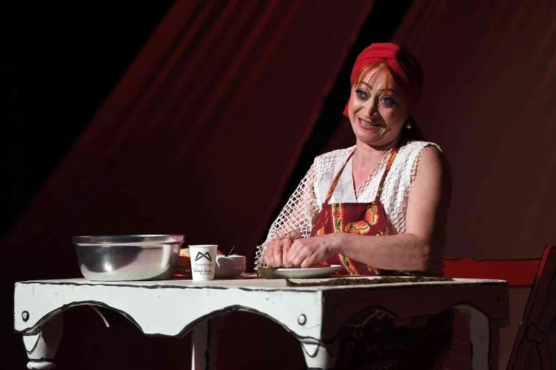 ‘Sardunya Kokan Kadınlar’ oyunu Mersinlilerle buluştu
