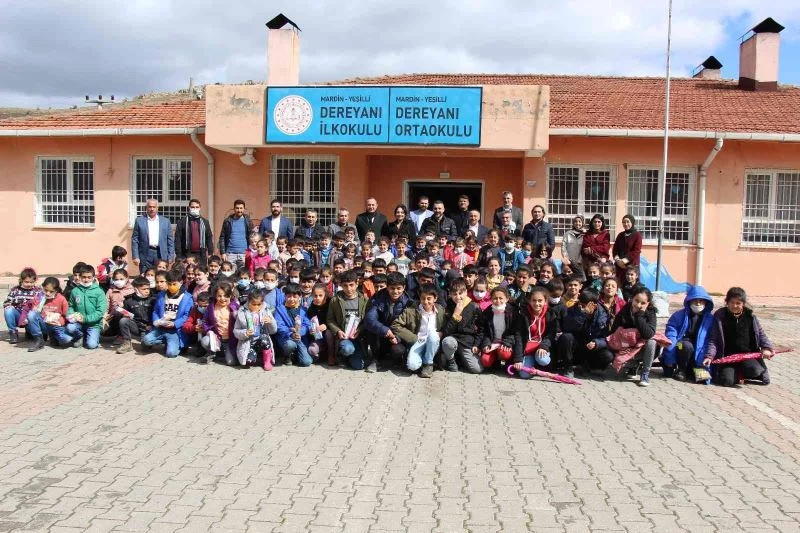 İş insanları ‘Gülümse Gülümset’ projesiyle köy okullarında eğitim gören çocuklar için yola koyuldu
