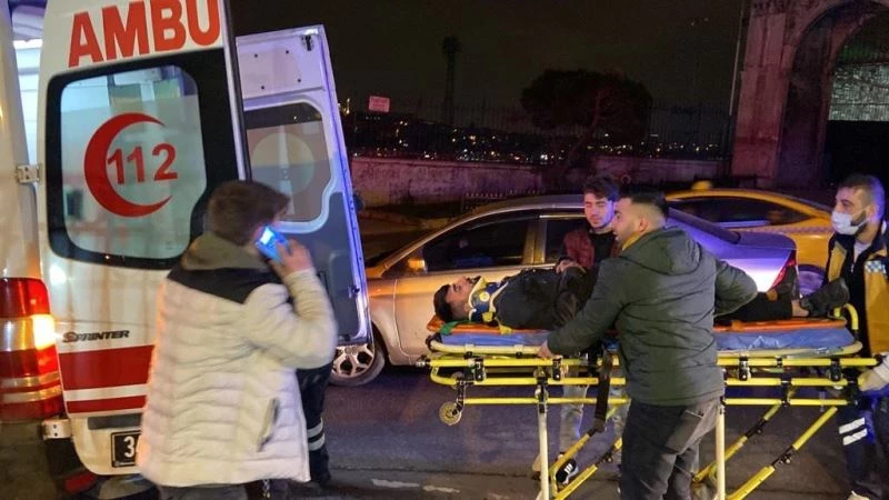 Beyoğlu’nda trafik levhasına çarpan pikap takla attı: 3 yaralı
