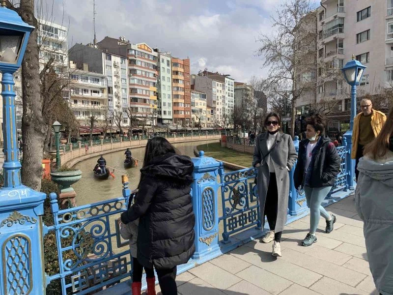 Güneşli havayı fırsat bilen Eskişehirliler dışarıya akın etti
