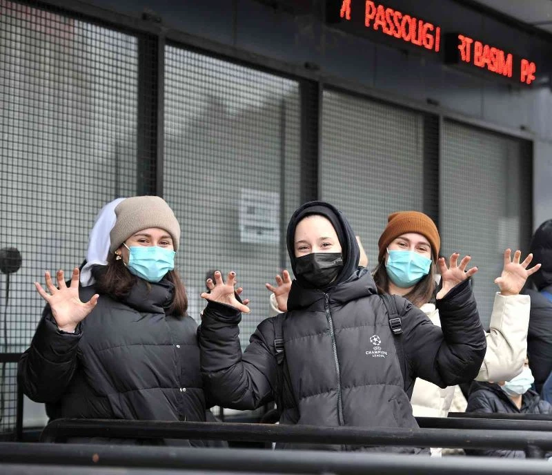 Beşiktaşlı kadın ve çocuk taraftarlardan Başakşehir maçına yoğun ilgi
