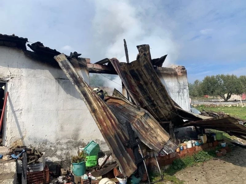 İki odalı ev yangında kullanılamaz hale geldi
