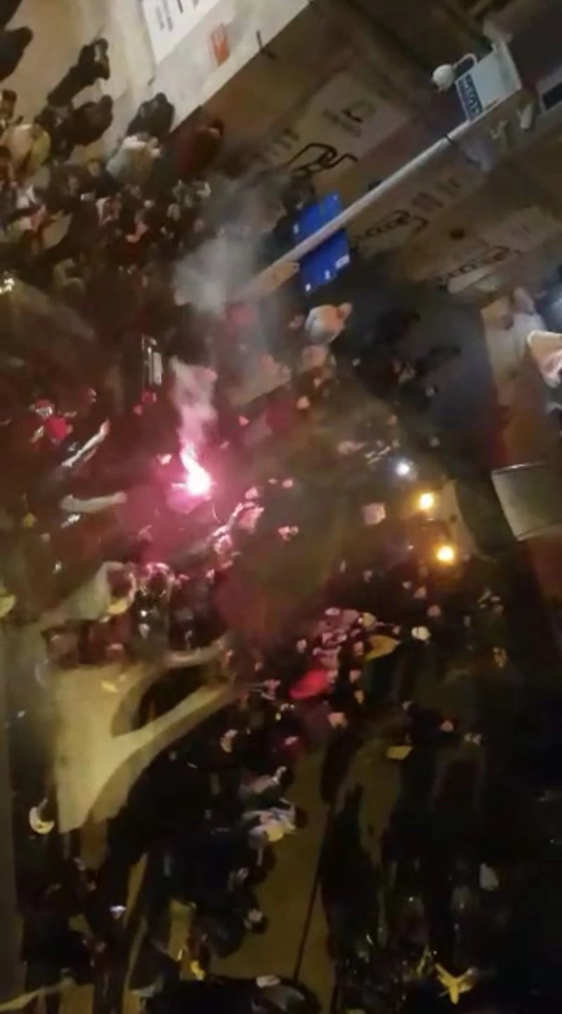 (Özel) Galata Kulesi Meydanı’nda yol kapatan, dans edip meşale yakan magandalar kamerada
