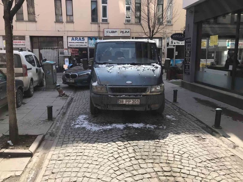Kaldırımlar bitti artık yollara park ediyorlar
