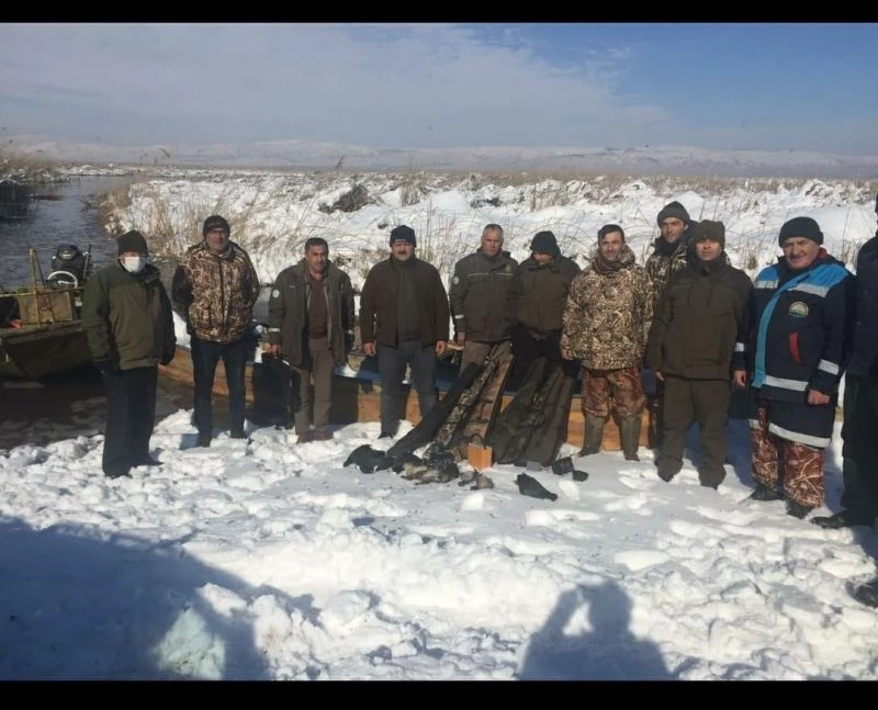 Kaçak avcılar, vurdukları hayvanlarla yakalandı
