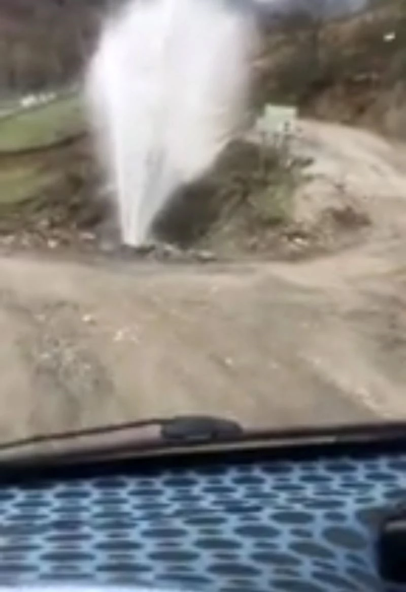 Türkeli’de su borusu patladı, basınçlı su gökyüzüne fışkırdı
