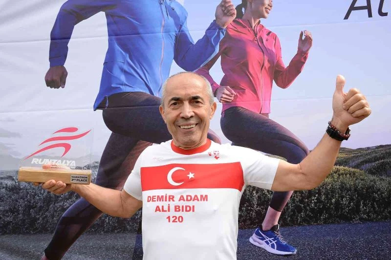 ’Demir adam’ 21 kilometre koşup 21 gencin eğitim bursu kazanmasını sağladı
