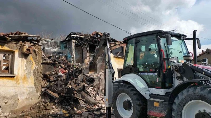 Edremit’te güvenliği tehlikeye sokan 125 metruk bina yıkıldı
