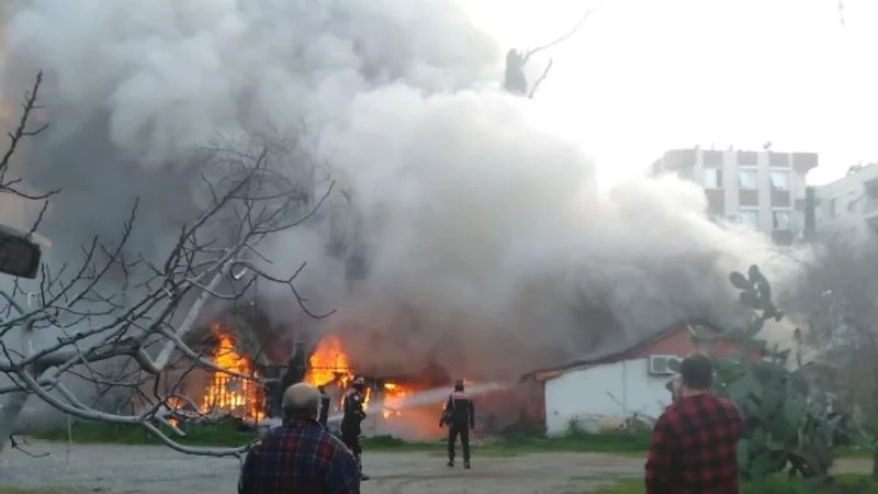 Hurdacının deposu, evi ve kamyoneti alev topuna döndü
