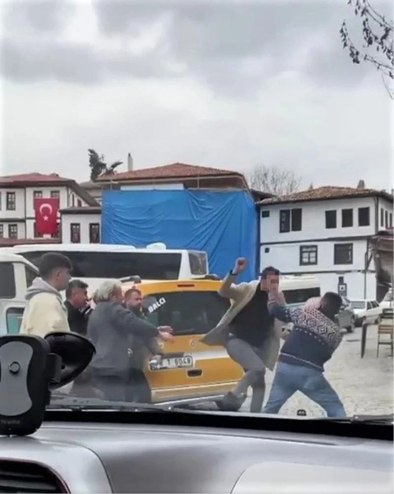 Taksici ile minibüsçünün yumruk yumruğa kavgası kamerada
