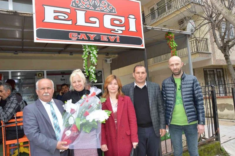 Kadın kahvecilere çiçekli kutlama
