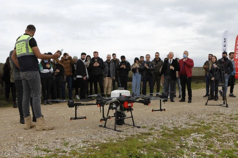 Tohumlar dronla gübrelendi
