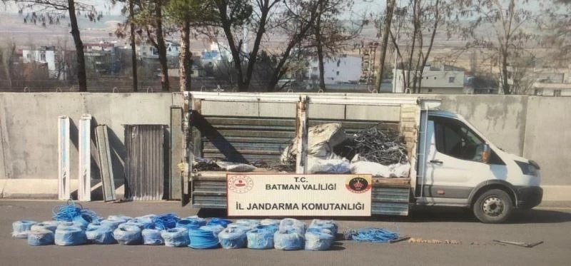 Batman’da kontrol noktasında durdurulan kamyonette çalıntı kablo ele geçirildi
