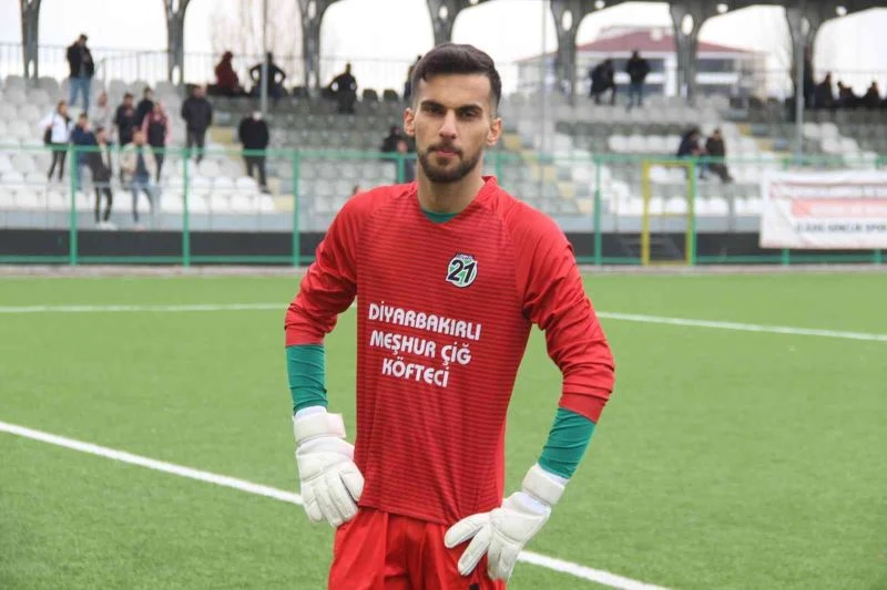 Sakatlanan kaleci, yedeği olmadığı için 65 dakika sahada kaldı
