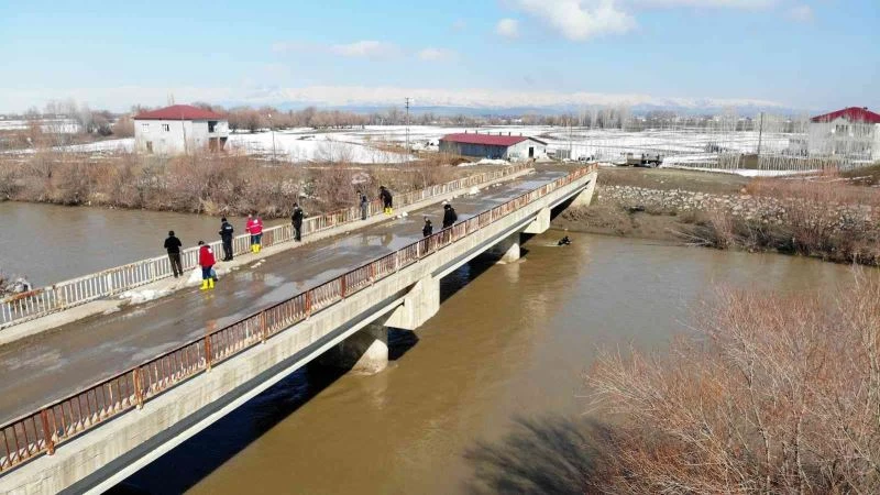 Dalgıç polisler Karasu Nehri’nde Yağmur’u aramaya devam ediyor
