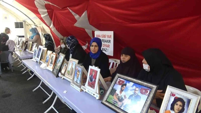 Evlat nöbetindeki aileler 917 gündür sorumlu buldukları HDP’nin kapısında
