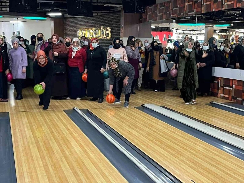 AK Partili kadınlar Bowling Turnuvası’nda hünerlerini sergiledi
